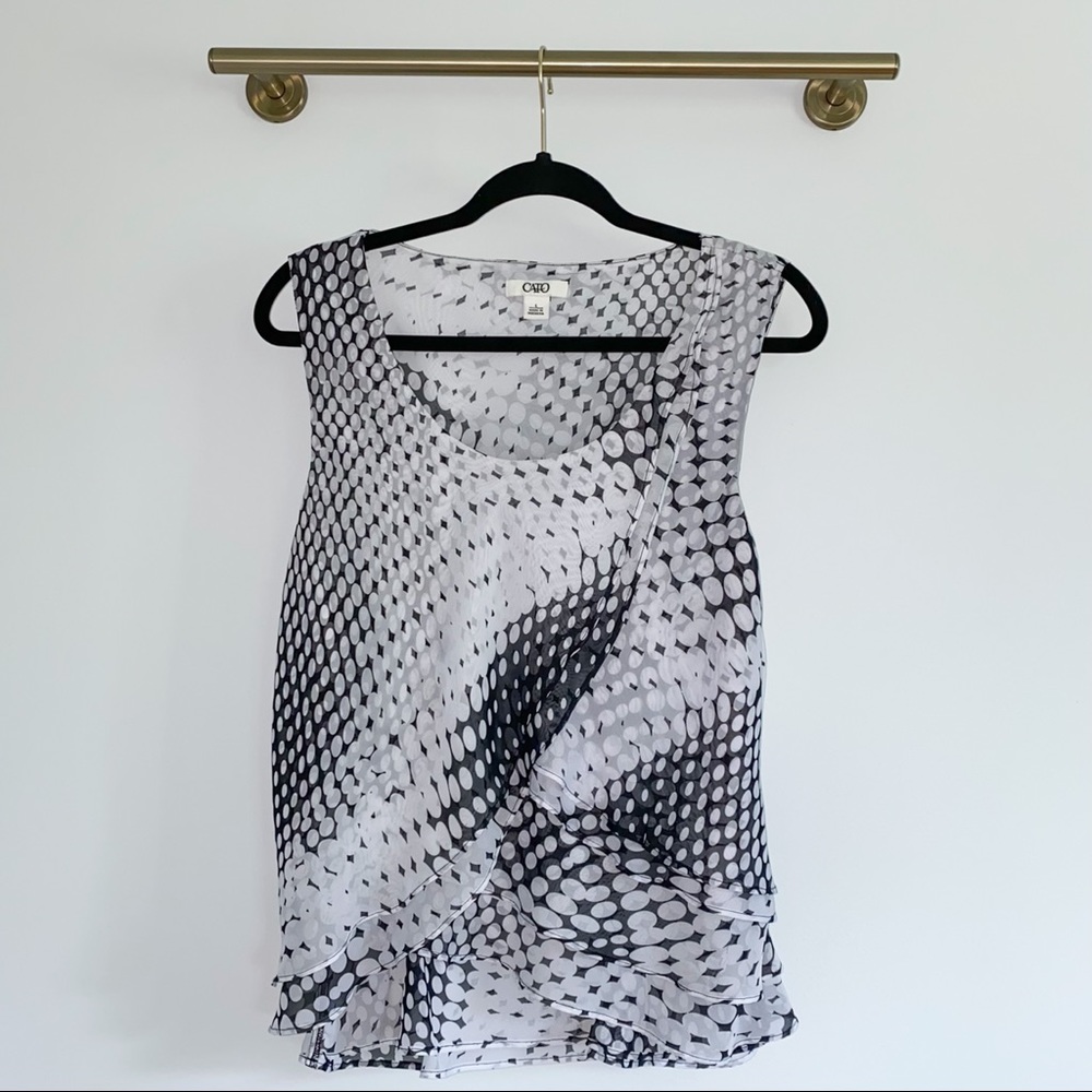 Circle Pattern Black & White Sleeveless Blouse
